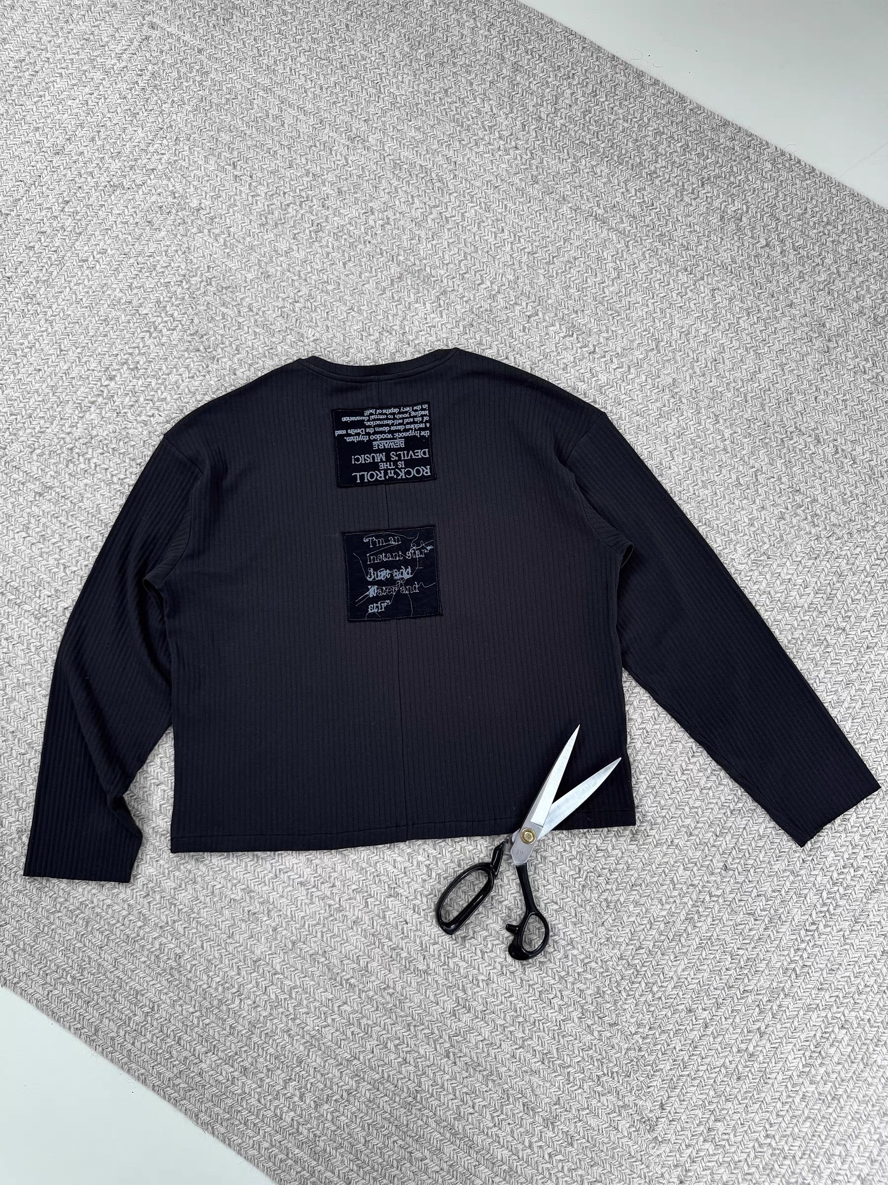 EROLE textured portrait patch long sleeve