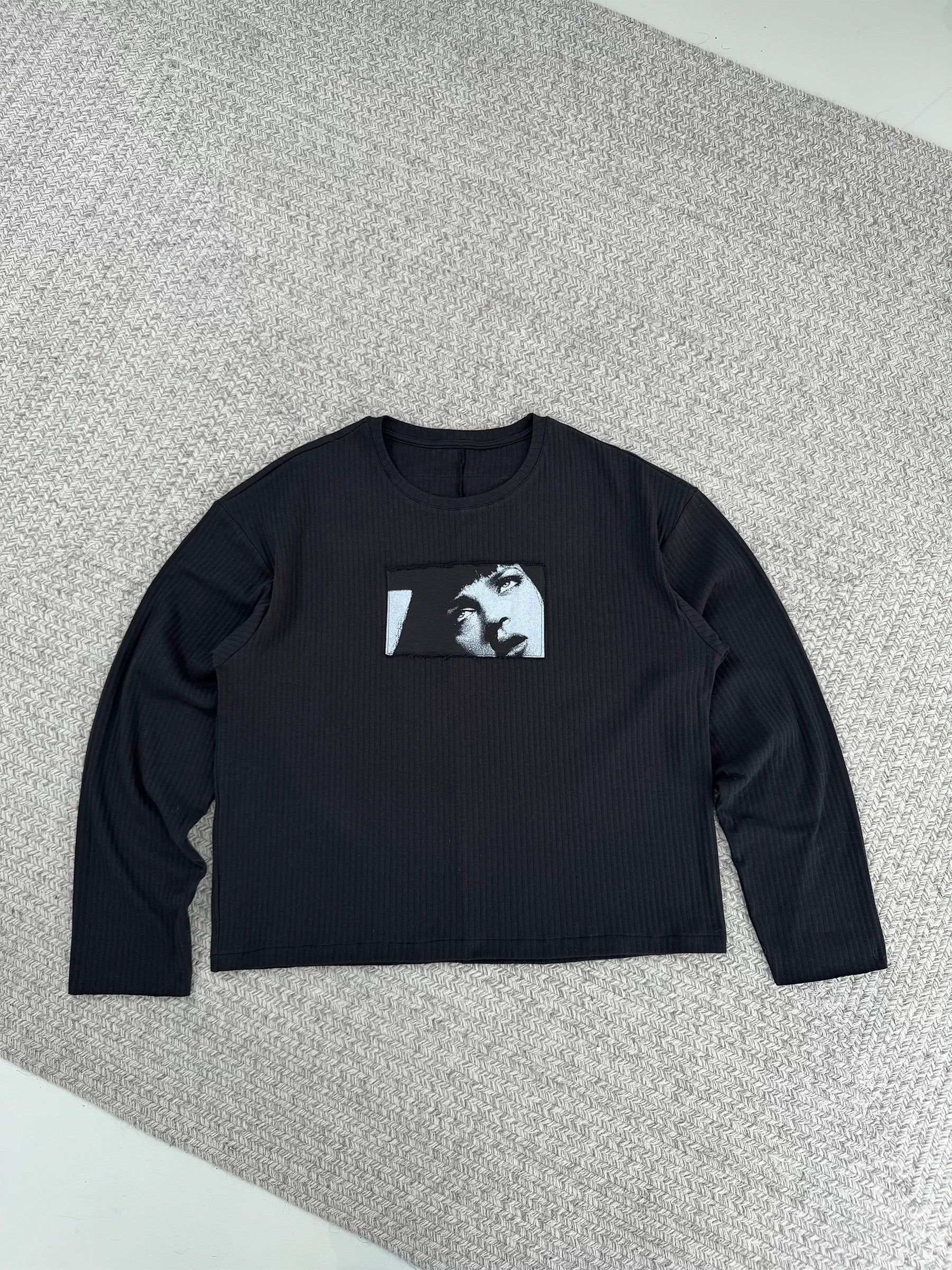 EROLE textured portrait patch long sleeve